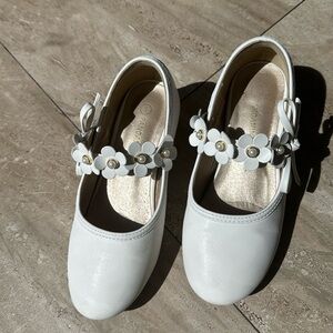 Girls size 1 dress shoe with heel